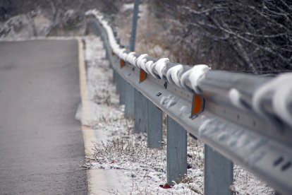 La primera nevada de la temporada llega a las cumbres de la vertiente leonesa de la Cornisa Cantábrica