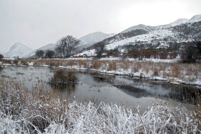 La primera nevada de la temporada llega a las cumbres de la vertiente leonesa de la Cornisa Cantábrica