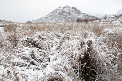 La primera nevada de la temporada llega a las cumbres de la vertiente leonesa de la Cornisa Cantábrica