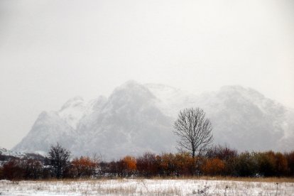 La primera nevada de la temporada llega a las cumbres de la vertiente leonesa de la Cornisa Cantábrica
