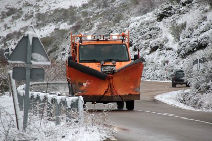 La primera nevada de la temporada llega a las cumbres de la vertiente leonesa de la Cornisa Cantábrica