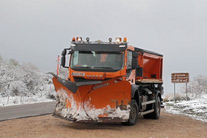 La primera nevada de la temporada llega a las cumbres de la vertiente leonesa de la Cornisa Cantábrica
