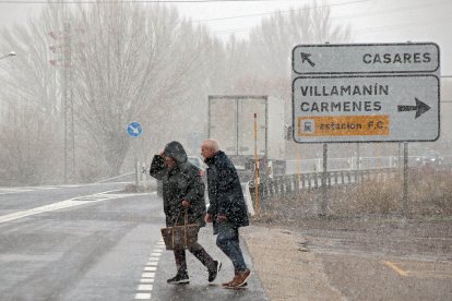 La primera nevada de la temporada llega a las cumbres de la vertiente leonesa de la Cornisa Cantábrica