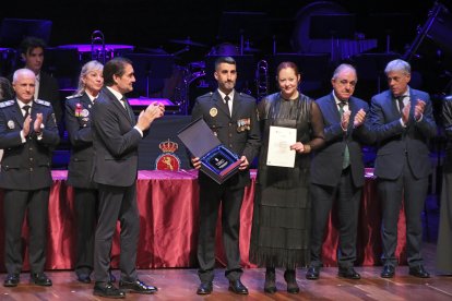 El consejero de Medio Ambiente, Vivienda y Ordenación del Territorio, Juan Carlos Suárez-Quiñones, y el alcalde de León, José Antonio Diez, participan en el acto de entrega de las Medallas al Mérito de la Policía Local