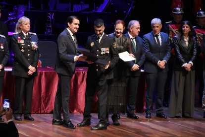 El consejero de Medio Ambiente, Vivienda y Ordenación del Territorio, Juan Carlos Suárez-Quiñones, y el alcalde de León, José Antonio Diez, participan en el acto de entrega de las Medallas al Mérito de la Policía Local