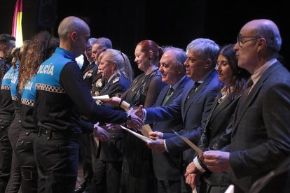 El consejero de Medio Ambiente, Vivienda y Ordenación del Territorio, Juan Carlos Suárez-Quiñones, y el alcalde de León, José Antonio Diez, participan en el acto de entrega de las Medallas al Mérito de la Policía Local