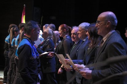 El consejero de Medio Ambiente, Vivienda y Ordenación del Territorio, Juan Carlos Suárez-Quiñones, y el alcalde de León, José Antonio Diez, participan en el acto de entrega de las Medallas al Mérito de la Policía Local