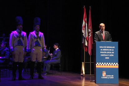 El consejero de Medio Ambiente, Vivienda y Ordenación del Territorio, Juan Carlos Suárez-Quiñones, y el alcalde de León, José Antonio Diez, participan en el acto de entrega de las Medallas al Mérito de la Policía Local