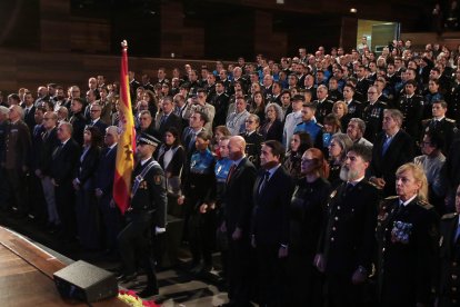 El consejero de Medio Ambiente, Vivienda y Ordenación del Territorio, Juan Carlos Suárez-Quiñones, y el alcalde de León, José Antonio Diez, participan en el acto de entrega de las Medallas al Mérito de la Policía Local