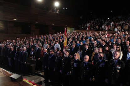 El consejero de Medio Ambiente, Vivienda y Ordenación del Territorio, Juan Carlos Suárez-Quiñones, y el alcalde de León, José Antonio Diez, participan en el acto de entrega de las Medallas al Mérito de la Policía Local