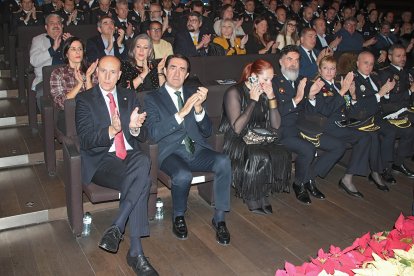 El consejero de Medio Ambiente, Vivienda y Ordenación del Territorio, Juan Carlos Suárez-Quiñones, y el alcalde de León, José Antonio Diez, participan en el acto de entrega de las Medallas al Mérito de la Policía Local
