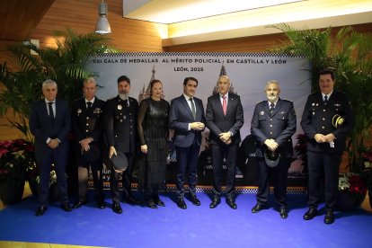 El consejero de Medio Ambiente, Vivienda y Ordenación del Territorio, Juan Carlos Suárez-Quiñones, y el alcalde de León, José Antonio Diez, participan en el acto de entrega de las Medallas al Mérito de la Policía Local