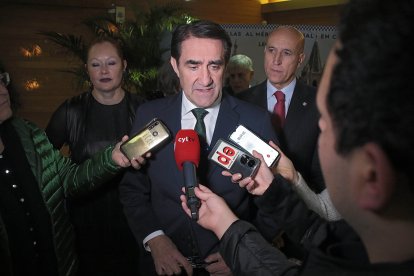 El consejero de Medio Ambiente, Vivienda y Ordenación del Territorio, Juan Carlos Suárez-Quiñones, y el alcalde de León, José Antonio Diez, participan en el acto de entrega de las Medallas al Mérito de la Policía Local