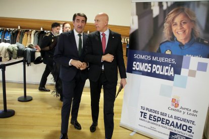El consejero de Medio Ambiente, Vivienda y Ordenación del Territorio, Juan Carlos Suárez-Quiñones, y el alcalde de León, José Antonio Diez, participan en el acto de entrega de las Medallas al Mérito de la Policía Local