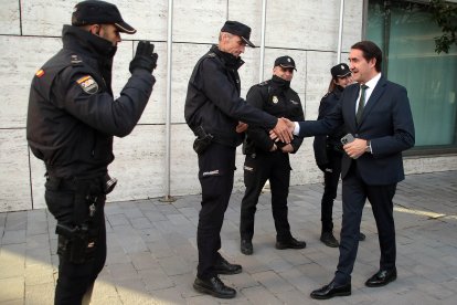 El consejero de Medio Ambiente, Vivienda y Ordenación del Territorio, Juan Carlos Suárez-Quiñones, y el alcalde de León, José Antonio Diez, participan en el acto de entrega de las Medallas al Mérito de la Policía Local