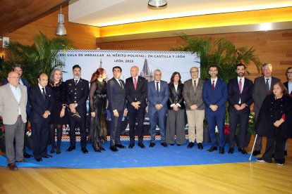 El consejero de Medio Ambiente, Vivienda y Ordenación del Territorio, Juan Carlos Suárez-Quiñones, y el alcalde de León, José Antonio Diez, participan en el acto de entrega de las Medallas al Mérito de la Policía Local
