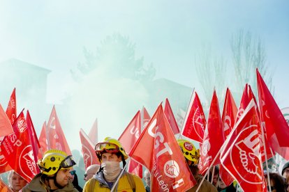 Concentración ante las cortes de bomberos forestales y agentes medioambientales.