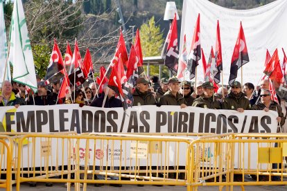 Concentración ante las cortes de bomberos forestales y agentes medioambientales.