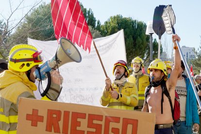 Concentración ante las cortes de bomberos forestales y agentes medioambientales.