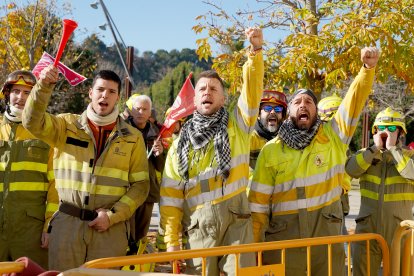 Concentración ante las cortes de bomberos forestales y agentes medioambientales.
