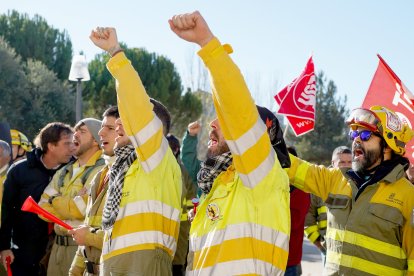Concentración ante las cortes de bomberos forestales y agentes medioambientales.