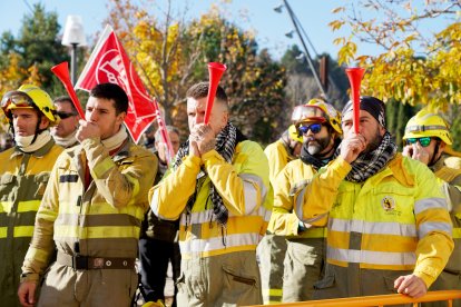 Concentración ante las cortes de bomberos forestales y agentes medioambientales.