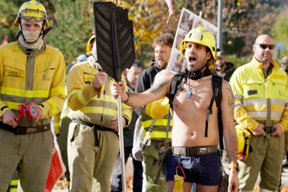 Concentración ante las cortes de bomberos forestales y agentes medioambientales.