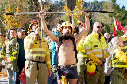 Concentración ante las cortes de bomberos forestales y agentes medioambientales.