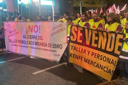 Manifestación en Miranda contra el cierre del taller de Remolcado de Renfe.