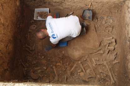 Excavación de la fosa XXXVI del cementerio de Alicante.