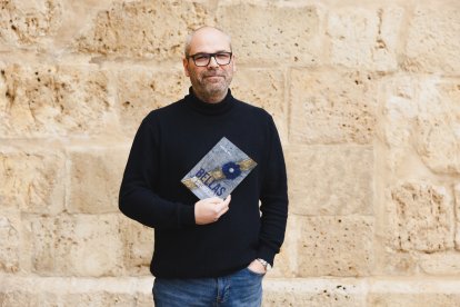 Javier presenta su libro “Bellas y Desconocidas”