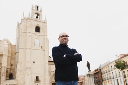 Javier presenta su libro “Bellas y Desconocidas”