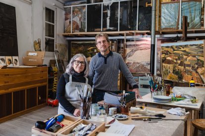 Los pintores Ana Morales y Amador P. Calvet en su estudio de la localidad soriana de Mazaterón