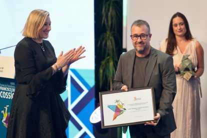 Isabel Blanco entrega el accésit a Juan Francisco Martín.