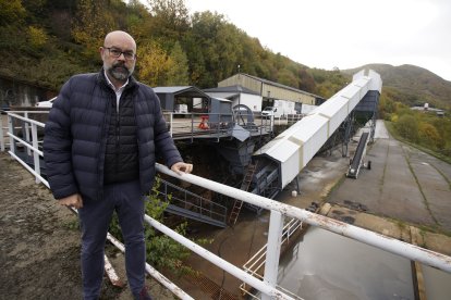 El director de la Fundación Santa Bárbara, Manuel Álvarez, en la Escuela Laboral de Laciana (León), dónde se desarrolla el proyecto turístico 'La mina en vivo'