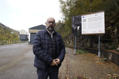 El director de la Fundación Santa Bárbara, Manuel Álvarez, en la Escuela Laboral de Laciana (León), dónde se desarrolla el proyecto turístico 'La mina en vivo'