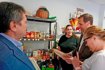 Ángel Vegas, alcalde de Lomoviejo, Rocío Robles, dueña del establecimiento abierto bajo el amparo del programa Comercio Rural Mínimo y Conrado Íscar, presidente de la Diputación de Valladolid.