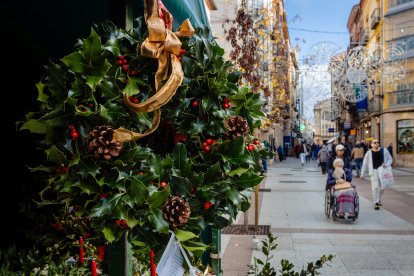 Venta de centros artesanos de acebo en una calle comercial de Soria