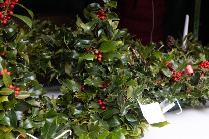 Venta de centros artesanos de acebo en una calle comercial de Soria