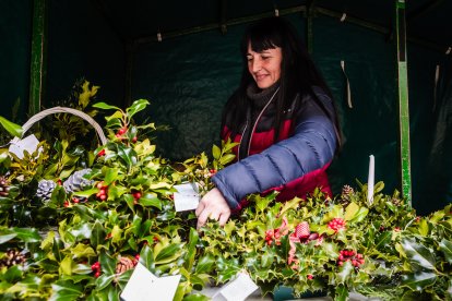 Venta de centros artesanos de acebo en una calle comercial de Soria