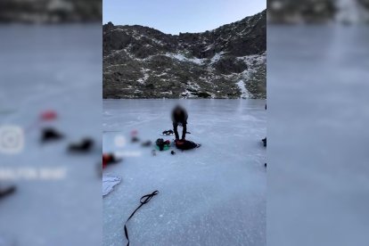Un influencer se baña en las lagunas glaciares de la Sierra de Gredos
