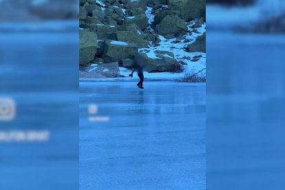 Un influencer se baña en las lagunas glaciares de la Sierra de Gredos