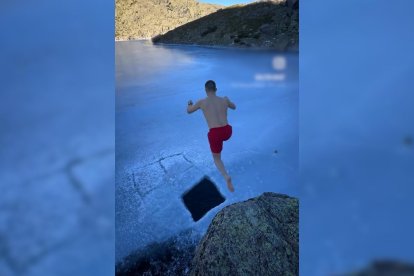 Un influencer se baña en las lagunas glaciares de la Sierra de Gredos