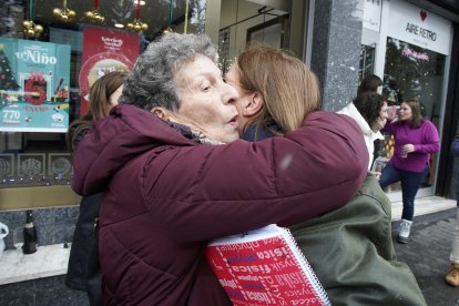 La administración J. De Lama número 2 de Villablino (León), reparte cincuenta series del Gordo de Navidad
