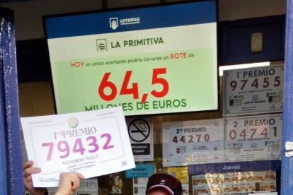 La Administración de Lotería número dos del municipio de La Pola de Gordón, en León, celebra el reparto de décimos premiados del Gordo de Navidad