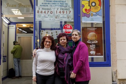 La administradora de la Calle Juan Bravo, 1, muestra su felicidad al repartir 200.000 euros en la ciudad de Segovia