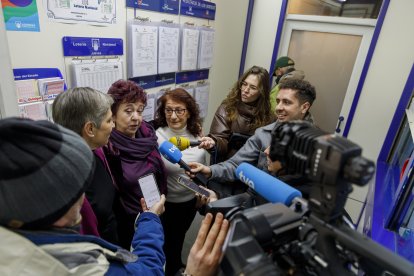 La administradora de la Calle Juan Bravo, 1, muestra su felicidad al repartir 200.000 euros en la ciudad de Segovia