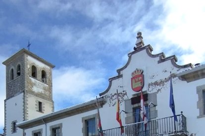 Miembros de la Comisión de Festejos de Villamanín celebran el premio del Gordo de Navidad