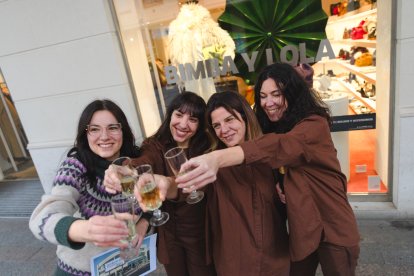 Trabajadoras de Bimba y Lola en Palencia celebran el Segundo Premio de la Lotería de Navidad