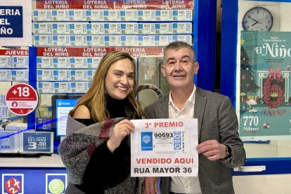 La administración ‘La Suerte’ de Salamanca ‘ reparte algunos décimos del tercer premio.